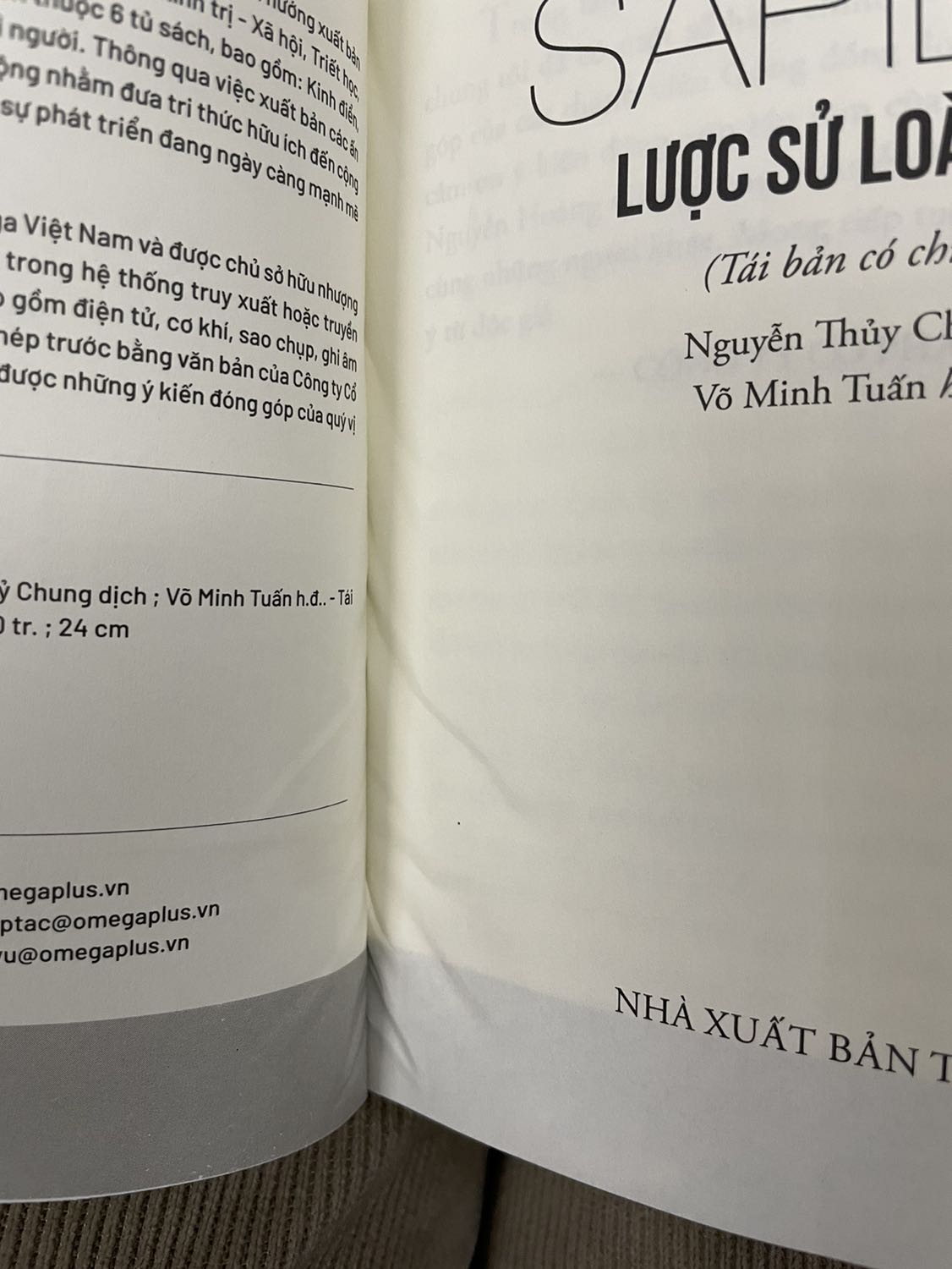 Mình mua 2 cuốn cùng 1 cửa hàng nhưng 2 lần nhận sách khác nhau. Giá bìa khác nhau.
Cuốn đầu tiên (giá  bìa 299k, giá bán 211k - rất tốt)
Nhưng cuốn thứ 2 (giá bìa 239k, giá bán 208k - thì đóng gáy rất tệ - xem hình đính kèm)
Mình xem kỹ thì sách được in ở 2 Công ty In khác nhau.
Thật tiếc là mình mua cuốn thứ 2 để đi tặng mà lại nhận được 1 cuốn sách kém chất lượng

Mình xem kỹ thì già