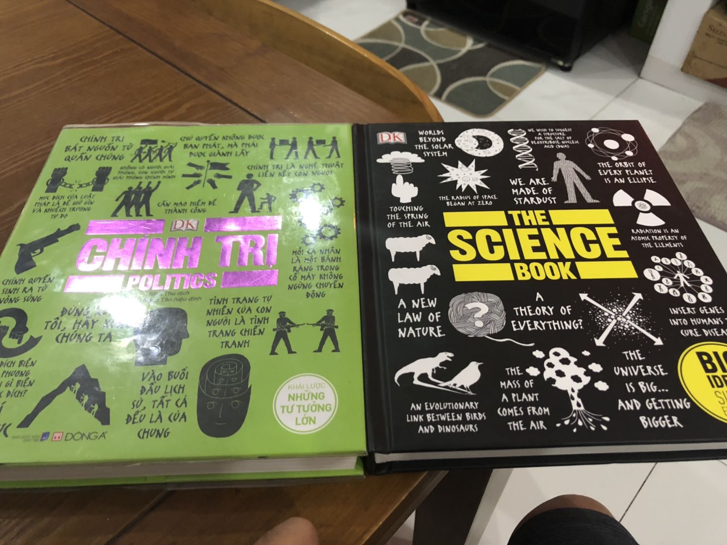 Sách đẹp, đáng tiền ở chỗ nguyên tác tiêng Anh. Mình không bàn chất lượng giấy in vì thật sự nó mỏng hơn của nxb Đông A chút xíu, nhưng chất lượng như nhau. Tuy nhiên sách của DK lại ko có bìa ngoài để làm tăng giá trị quyển sách. 
Comment với tiki là sách giao bị rách chút xíu như trong hinh. Ngoài ra mình có yêu cầu bọc sách nhưng lại không làm.