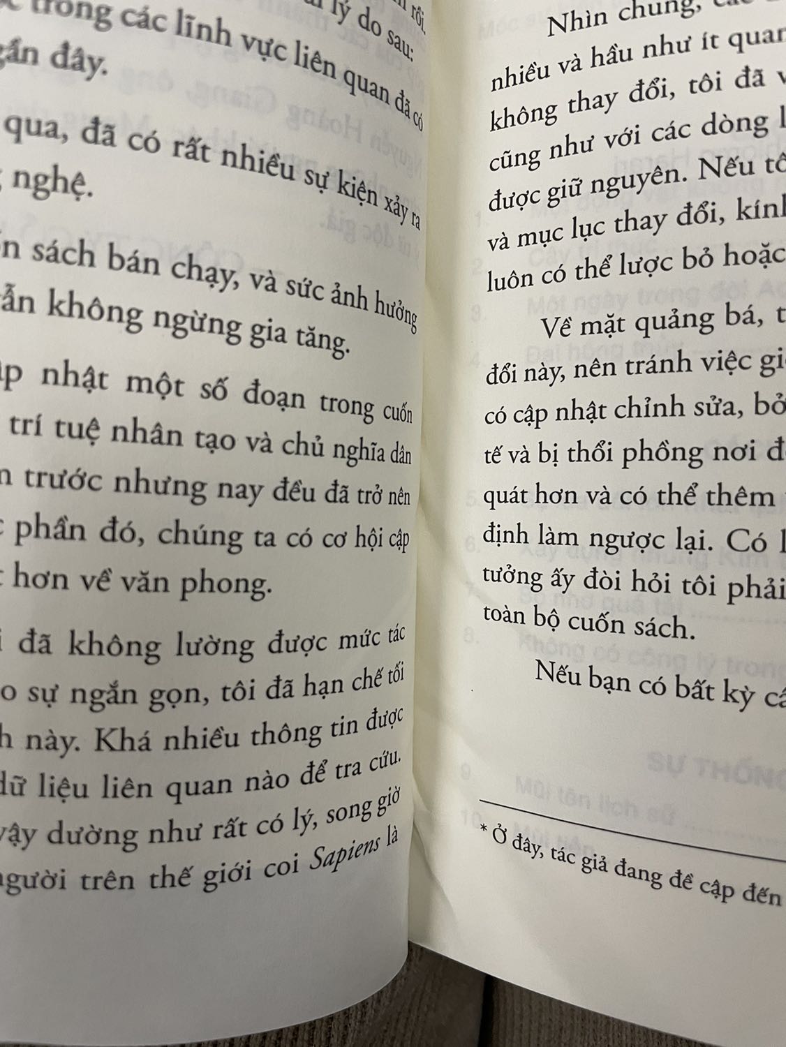 Mình mua 2 cuốn cùng 1 cửa hàng nhưng 2 lần nhận sách khác nhau. Giá bìa khác nhau.
Cuốn đầu tiên (giá  bìa 299k, giá bán 211k - rất tốt)
Nhưng cuốn thứ 2 (giá bìa 239k, giá bán 208k - thì đóng gáy rất tệ - xem hình đính kèm)
Mình xem kỹ thì sách được in ở 2 Công ty In khác nhau.
Thật tiếc là mình mua cuốn thứ 2 để đi tặng mà lại nhận được 1 cuốn sách kém chất lượng

Mình xem kỹ thì già