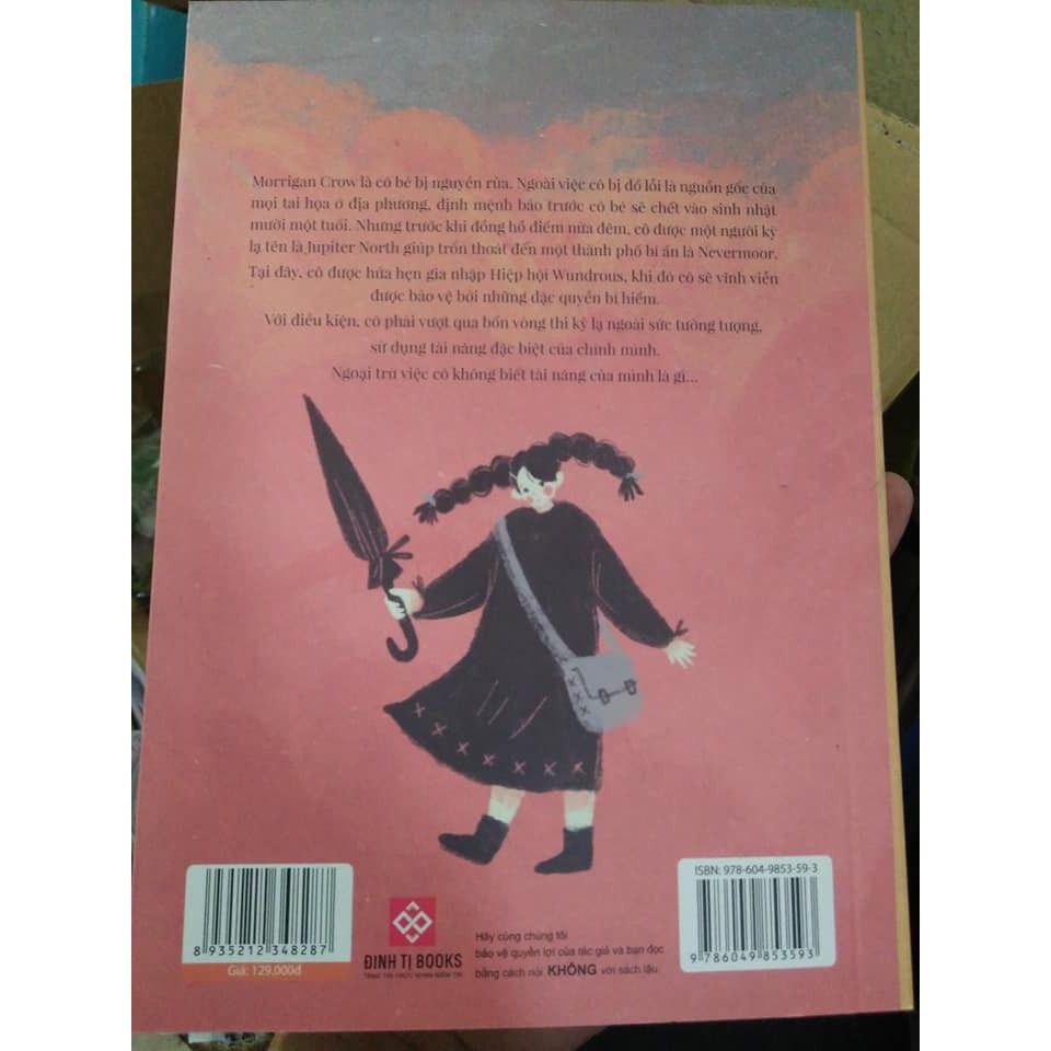 Với cách dẫn dắt truyện hấp dẫn, tình tiết gay cấn, Xứ Nevermoor diệu kỳ  có sức lôi cuốn riêng. Kể từ khi ra đời, bộ sách Xứ Nevermoor diệu kỳ đã đưa tên tuổi của tác giả Jessica Townsend trở thành một thần tượng của các độc giả trẻ.