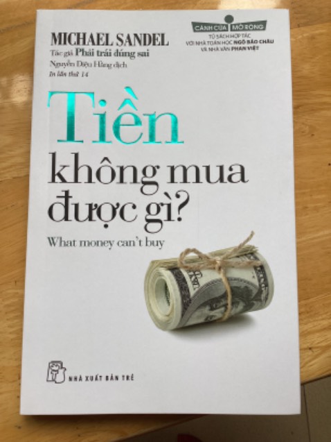 Cuốn sách CHẲNG đáng để đọc chút nào. Dù được khen và tâng bốc nhiều.
   Tiền, đã là đại diện cho sức mạnh về tài chính, và hiển nhiên nó mở ra một thị trường. Tuy nhiên, thay vì tập trung vào mục đích như tiêu đề, thì hầu như tác giả chỉ mở ra những trường hợp kiểu như “Tiền mua được những gì” mà với hướng này thì có quá nhiều thứ tiền có thể mua được. Vậy nên tác giả lại phân tích dưới góc của “đạo đức xã hội”, lại là bối cảnh của Mỹ. Đạo đức xh xưa giờ đa số vốn là “đạo đức giả”.
   Có nhiều thứ thực sự quan trọng để phân tích thì lại không nằm trong dụ ý của tác giả :
  - Tiền mua được cơ hội tốt, dịch vụ tốt, thuốc men tốt, nhưng không mua được sức khoẻ.
  - Tiền mua được thông tin, mua được cơ hội, nhưng không mua được kiến thức. Thông tin thì nhiều, nhưng kiến thức thì khác. Thông tin rác quá nhiều.
  - Tiền mua được môi trường tốt, dịch vụ tốt, nhưng không mua được kỹ năng. Kỹ năng đòi hỏi thiên phú và cả thời gian nỗ lực để mài dũa. Cho dù là kỹ năng đá bóng, múa, chơi nhạc cụ, hay kỹ năng thiết kế nhà, kỹ năng mổ như bác sỹ bla bla.
  - Quan trọng nhất vẫn là tiền KHÔNG mua được THỜI GIAN. Và mọi thứ ở trên cũng cần thời gian và nỗ lực chứ không mua bằng tiền. Tiền chỉ mở ra cơ hội tốt hơn mà thôi. Không thể bỏ ra tiền tỉ chỉ trong một đêm trở thành master piano hay bác sỹ giỏi.
   Có lẽ chờ một cuốn sách khác với cùng tựa đề như vầy mà đáng đọc hơn, đi đúng hướng hơn.