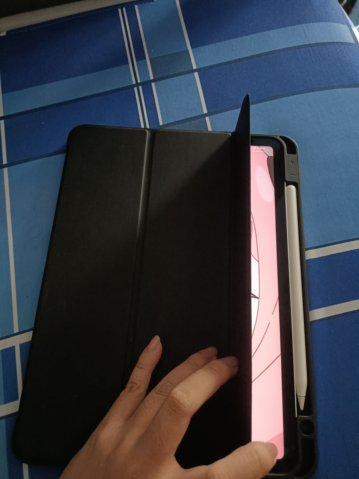 Phần nam châm bao da lỏng, ko chắc chắn, mình thật sự rất thất vọng vs số tiền bỏ ra