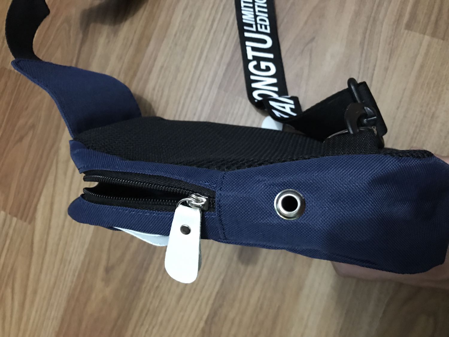 Mình mua sản phẩm với giá 39k, khá lả rẻ. Túi thích hợp để đựng một số đồ cá nhân lặt vặt như điện thoại, sổ tay,... có cả lổ cho tai nghe mà xui là mình dùng tai nghe chui lightning nên không bỏ vô được Mình mua sản phẩm với giá 39k, khá lả rẻ. Túi thích hợp để đựng một số đồ cá nhân lặt vặt như điện thoại, sổ tay,... có cả lổ cho tai nghe mà xui là mình dùng tai nghe chui lightning nên không bỏ vô được