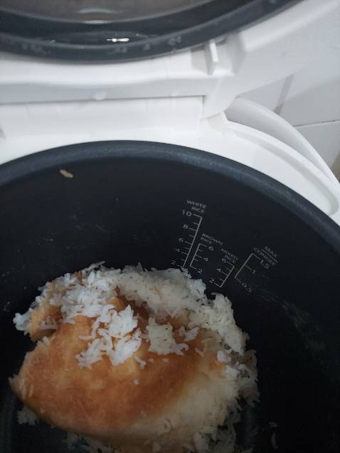 Nước đọng lại ở nắp nồi, mở nắp là nhễu hết xuống làm cơm chỗ đó nhão ra. Nấu lại lần 2 chế độ Crisspy rice vẫn bị nước nhễu, cơm nhão, không ra cơm cháy. Bị vậy nên giữ ấm lâu hơn 12g sẽ bị mùi thiu. Không tương xứng với giá hơn 1tr2 như vậy.