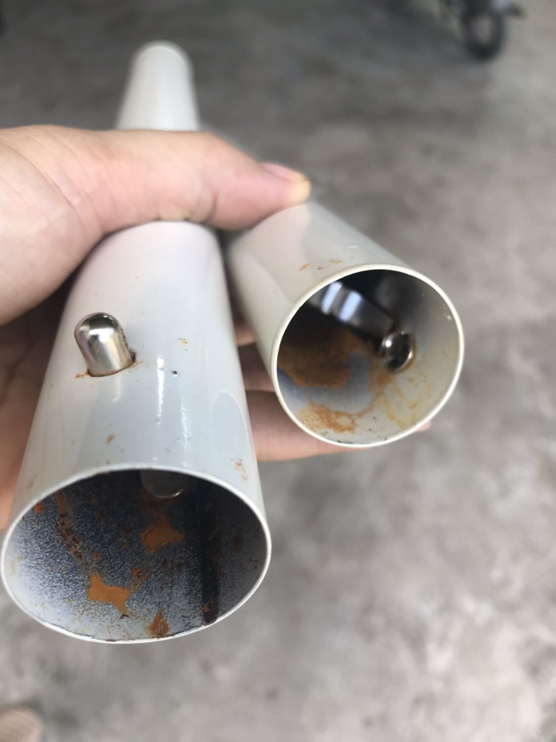 Tôi mới nhận được hàng.do k kiểm tra giờ mở ra thấy ghế như vậy.chân ghế thì rỉ sét.dây beo thì bị nv.mong tiki có thể đổi cho tôi