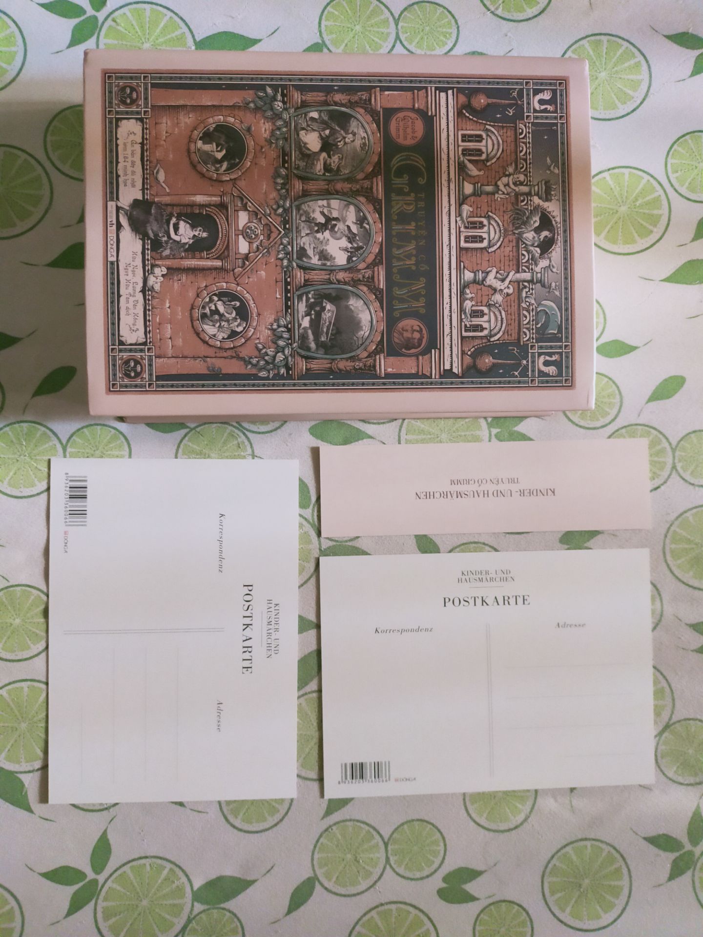 + Shop gửi hàng cực kỳ, cực kỳ nhanh chóng. Mình ở xa mà tối nay đặt, sáng mốt đã nhận được. Xin cảm ơn.
+ Bao gói rất ít, có mỗi cái thùng giấy bên ngoài, mình rất lo lắng nhưng sản phẩm không hư hại gì mấy nên vẫn khuyến khích 5 sao. Sách quý nên được bao gói kỹ càng hơn.
+ Ấn bản này đẹp từ bìa cho đến giấy, đến mực in, với những hình minh hoạ chính là điểm nhấn. "Đây là bản đầy đủ nên to rầm, bự đùng, dày cui và nặng tay nha các bạn."