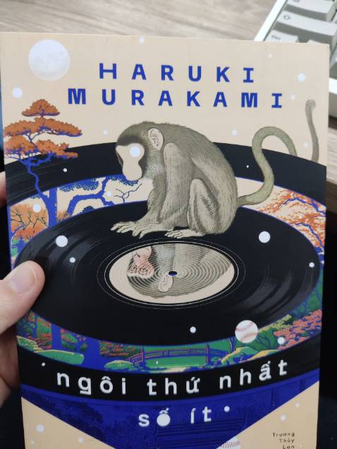 Tình trạng sách bị dơ, vài chỗ bị bám đen, cầm lên thấy bụi bám đầy bìa sách, sách như được lưu trữ trong môi trường ẩm mốc