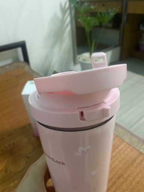 Mua hàng chiều ngày 06/03/2023. Nhận hàng sáng ngày 07/03/2023
Ly màu hồng có hoạ tiết giá 272,000
Ly màu đen giá 233,000
Giảm giá được 20,000
Hôm nay nhận 2 ly này là ly thứ 6 rồi. Nắp cải tiến so với mẫu cũ khá tiện lợi vì chỉ cần bật qua phải + nhấn là mở nắp. 
Có 1 vấn đề nhỏ là nếu miếng lò xo ở nắp gãy hoặc rỉ sét thì khi mở nắp chắc phải xoay mở luôn nắp bự ra mới uống đc. 
Chất lượng giữ nhiệt với mình là ổn.
Vỏ ly dễ trầy xước nếu bị rơi, va đập.
Hàng của Look & Look thì đẹp, chất lượng. Tiki giao hàng nhanh. Mình đánh giá 5⭐️ và sẽ mua tiếp những lần sau.