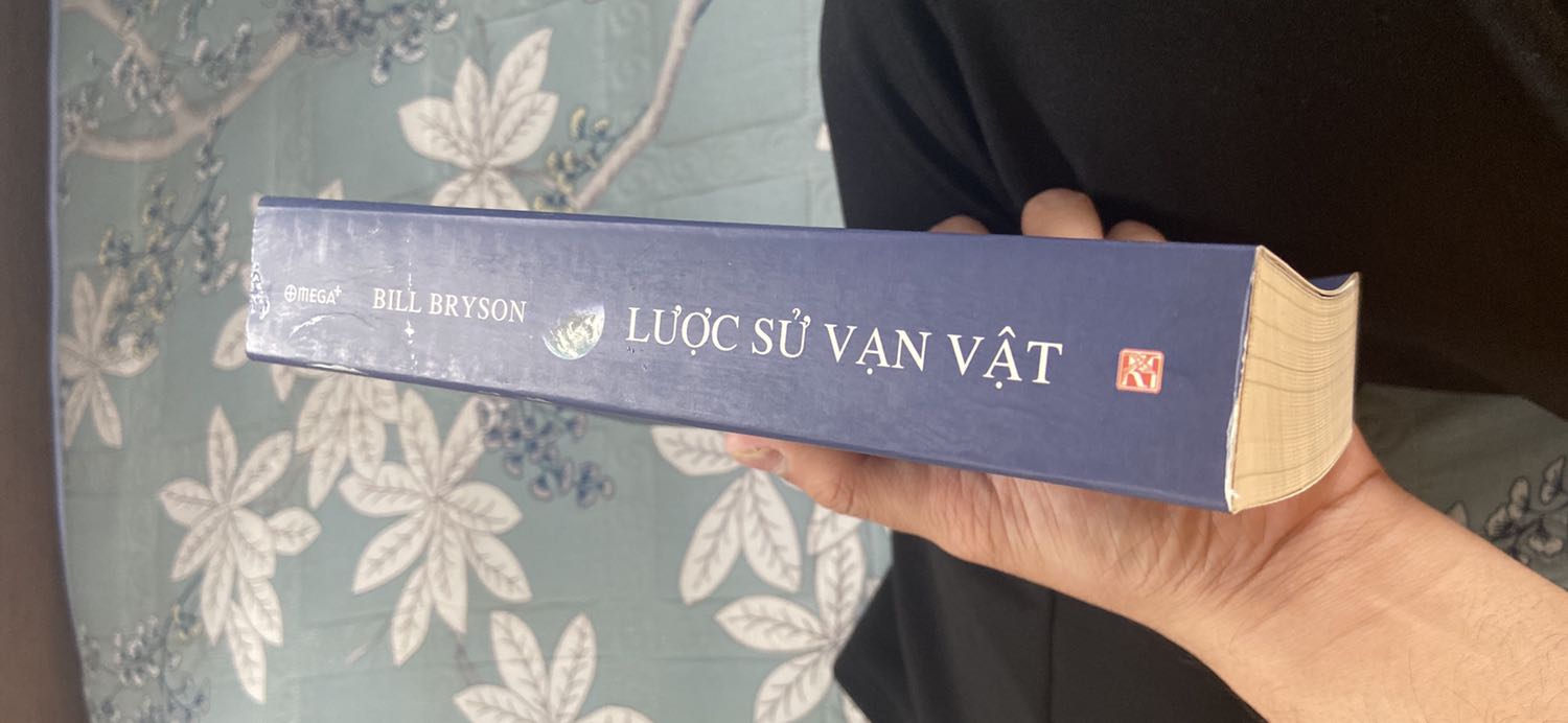 đóng gói qua k cẩn thận, chỉ có một cái hộp duy nhất mà k có bọc, khiến giao hàng trời mưa làm sách bị ẩm hết. bìa sách nhăn nheo loang lổ vài chỗ, bị xước rất nhiều. sờ vào vẫn thấy rít rít vết keo hoặc băng dính. có vẻ là cố tình chọn sách chất lượng kém để giao hay sao đó. quá tệ, nếu đc thì yêu cầu tiki đổi sp.