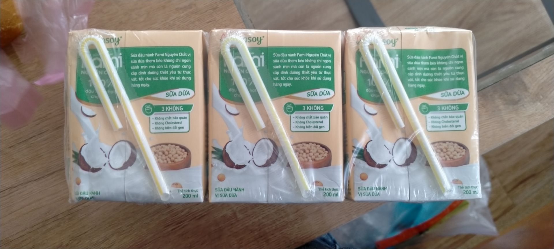 mình mới đặt buổi tối hôm qua mà hôm nay đã nhận được hàng rồi, tiki giao hàng nhanh, đóng gói kĩ càng, sữa uống rất ngon,mua trên tiki giá rất ưu đãi hơn ở bên ngoài, anh shipper thân thiện, rất hài lòng với cách phục vụ của tiki, sẽ còn ủng hộ tiki lâu dài ???