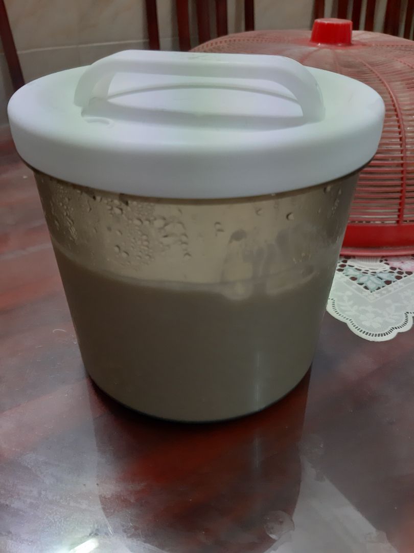 có máy đỡ phải ủ、thao tác đơn giản、chất lượng sữa chua ra ngon đồng đều. Tuy nhiên máy có chế độ Greek yaourt nên hích hợp cho ai muốn làm sữa chua Hy Lạp hơn. Khi mình muốn làm plain yogurt thì lại ko đông lắm、vẫn lợn cợn ko đều、thể nên muốn làm "sữa chua úp ngược" trong truyền thuyết là ko thể. Mình thêm sữa đặc để sữa chua Hy Lạp đỡ ngán hơn、nước tách từ sữa chua vẫn uống được và có thể rửa mặt. Về chức năng muối dưa、ủ rượu thì mình chưa thử. có máy đỡ phải ủ、thao tác đơn giản、chất lượng sữa chua ra ngon đồng đều. Tuy nhiên máy có chế độ Greek yaourt nên hích hợp cho ai muốn làm sữa chua Hy Lạp hơn. Khi mình muốn làm plain yogurt thì lại ko đông lắm、vẫn lợn cợn ko đều、thể nên muốn làm "sữa chua úp ngược" trong truyền thuyết là ko thể. Mình thêm sữa đặc để sữa chua Hy Lạp đỡ ngán hơn、nước tách từ sữa chua vẫn uống được và có thể rửa mặt. Về chức năng muối dưa、ủ rượu thì mình chưa thử.