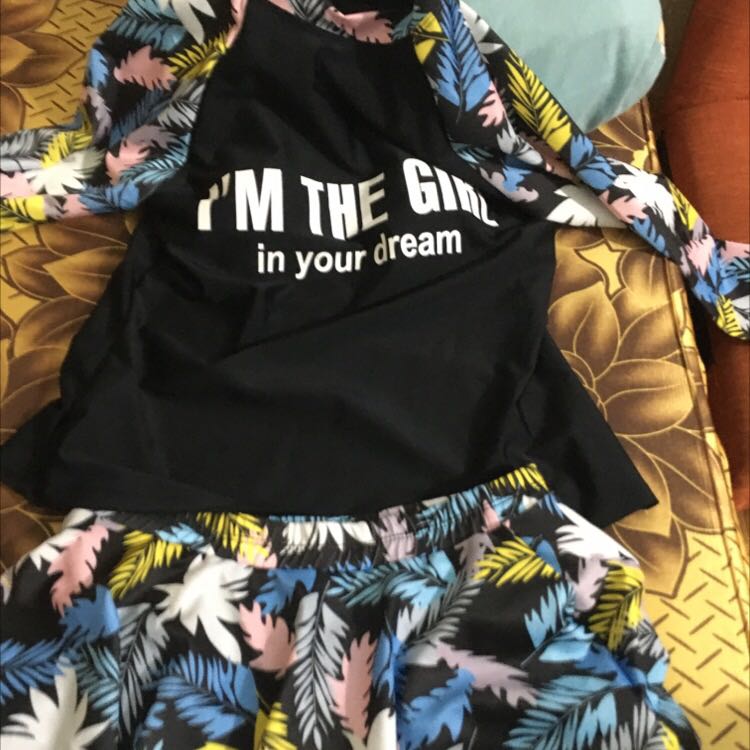 Đồ bơi đẹp như hình, chất vải dày, trông rất xịn xò, màu sắt tươi tắn. Cảm ơn shop.