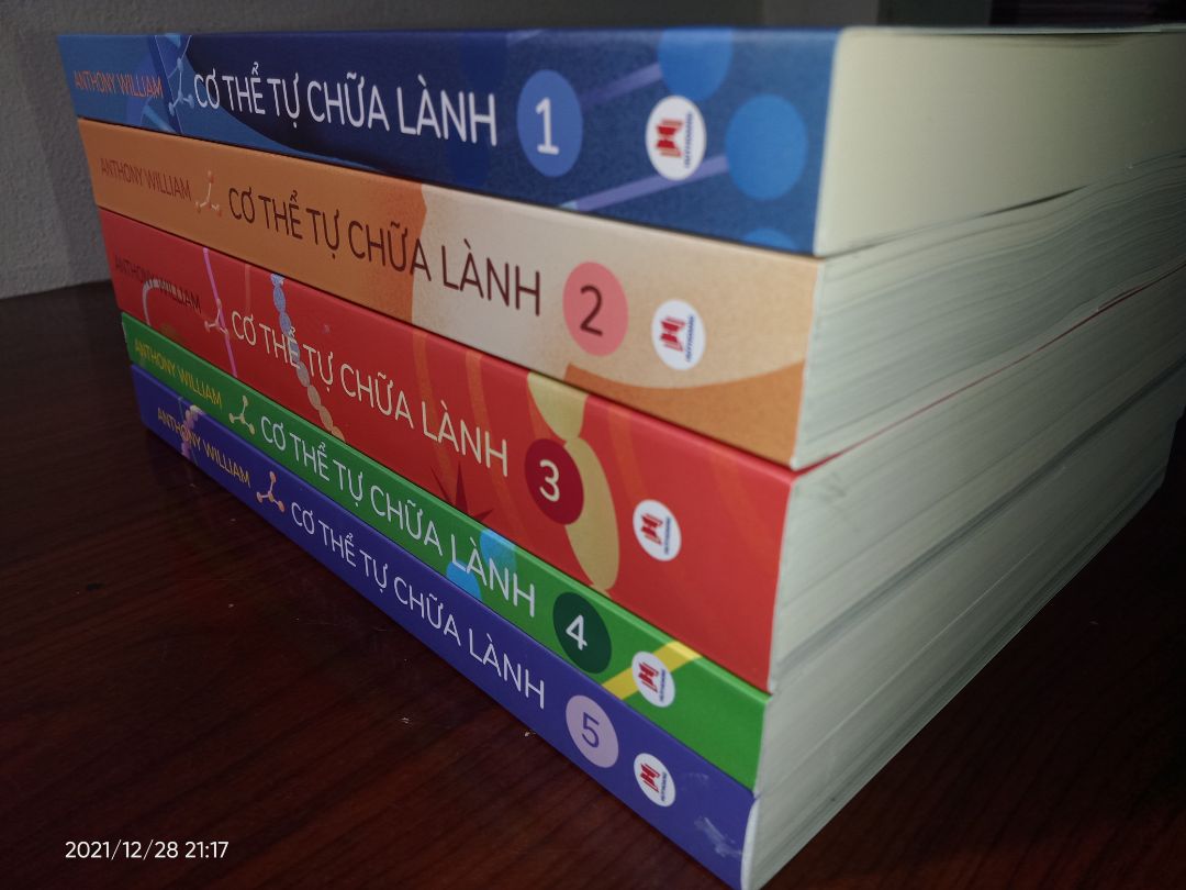 Mình đã nhận được sách rồi ạ.

Trước tiên, mình xin cảm ơn người đóng gói, tuy sách mình không được gói trong bọc chống sốc, nhưng sách được bọc lớp ni lông chống bám bụi ạ. Và thêm điều hay nữa là lúc mình nhận thì hộp sách vẫn mới đẹp ạ. Thật tuyệt vời 🥰✌️

Tiếp nữa, mình xin cảm ơn và xin lỗi chị giao hàng, khi lần 1 mình bận quá không để ý điện thoại, làm lỡ chuyến đi của chị. Tiki now ship cực kỳ nhanh luôn ạ, mình mới đặt sách lúc chiều, mà trong ngay chiều hôm đó họ đã giao đến rồi. Quá tuyệt vời, thích quá đi ♥️♥️♥️

Về sách, thì mình chưa đọc, do mình mới nhận được mà thích quá, nên muốn đánh giá 5* luôn ạ. Bộ này hay lắm nha, mọi người ơi ❤️✌️

Điều cuối, mình xin chân thành cảm ơn bạn khi đã đọc bình luận của mình ạ. Chúc bạn yêu cùng gia đình, mn luôn hoan hỷ, sức khoẻ tràn đầy, công việc luôn thuận lợi trong cuộc sống tràn đầy điều vui, thú vị này ✨🥰❤️

---Hà Nội, ngày 28 tháng 12 năm 2021---

Mọi người ơi, năm mới 2022 đến rồi, chúc bạn những điều tốt lành nhất sẽ luôn bên bạn. Cảm ơn các bạn của tôi. Mãi yêu và luôn bên bạn 🤗💐🌈

🌷 Thân mến, kính chào bạn 🌷