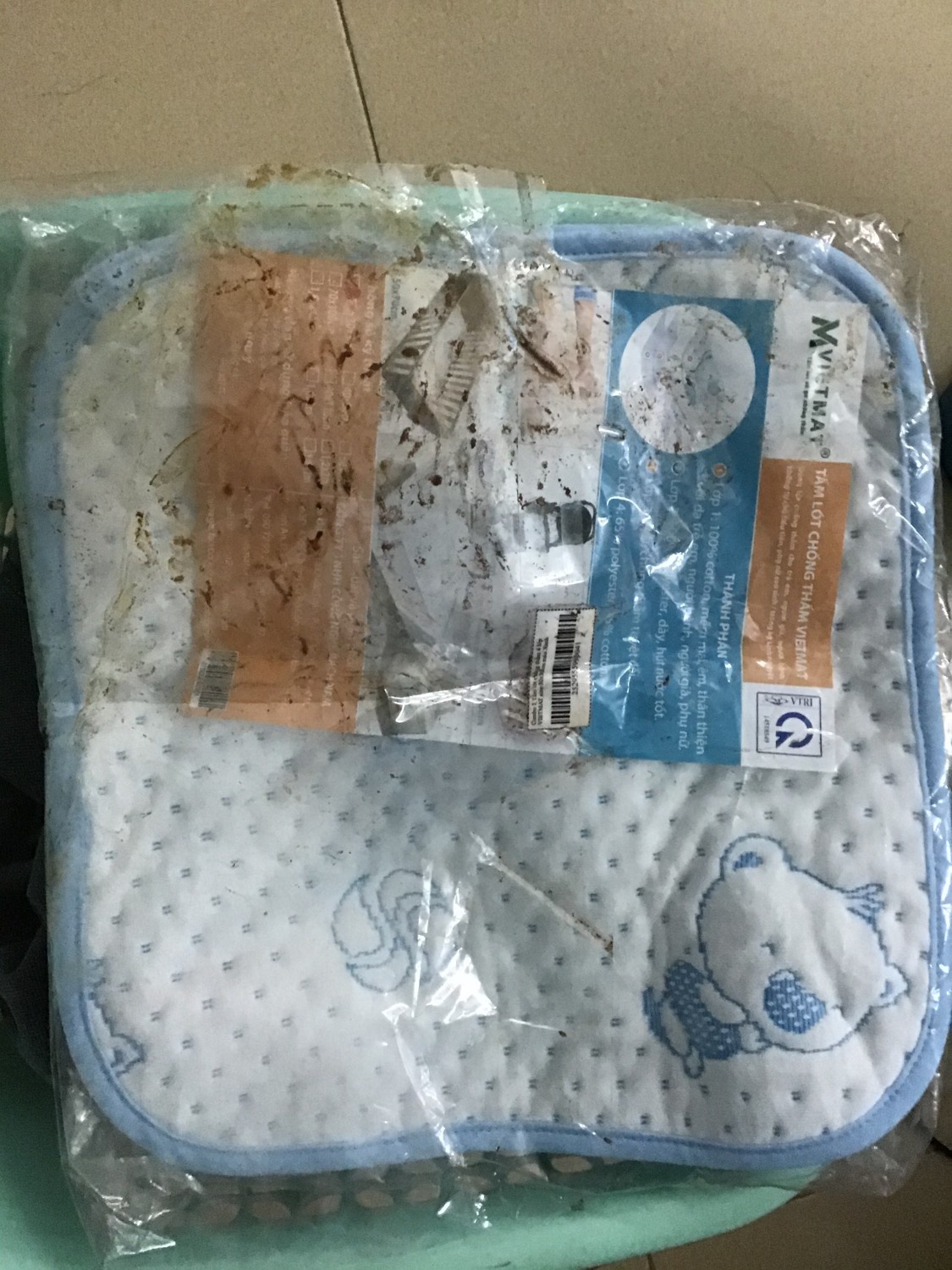 Đây là lỗi của tiki hay nhà cung cấp? Nghĩ sao mà một sản phẩm đồ em bé dơ và hôi thế này có thể đóng gói ship cho khách hàng? Giá thì không hề rẻ mà làm ăn ẩu tả.