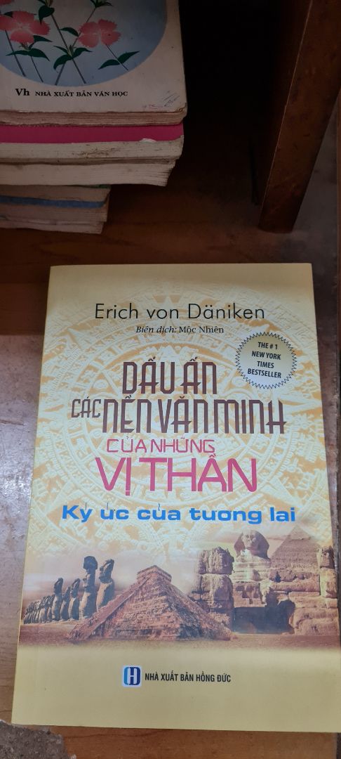 Thực ra đọc cuốn sách này để làm giàu thêm nhận định về vòng tuần hoàn thời gian của lịch sử trái đất và loài người. Tạm được thôi.