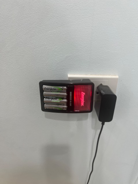 Đã mua và sử dụng được 1 tháng, lắp cho cửa vân tay.
- Sạc ko thấy tự ngắt, để cả 24h vẫn đèn xanh nên ko biết là ngắt chưa
- Lắp pin vào cửa báo ko full pin mà cửa báo 2/3 pin (không bằng mấy viên pin AA không sạc) nhắn hỏi shop thì đc giải thích là pin này 1.2v còn pin AA mua ngoài quán là 1.5v nên thế => cái này ko biết rõ lắm
- Pin dung lượng 2000mah nhưng dùng đc tầm 1 tuần là hết pin, mức độ sử dụng cửa bt không nhiều => hỏi shop trong thời gian đổi trả thì shop bảo phải chứng minh được pin đó là của shop; cái này hơi khó vì mua shop chính hãng rồi nên ko có quay video lại mà có quay thì cũng chẳng biết chứng minh kiểu gì vì ko có serial.
Trên đây là 1 số cái thấy sau 1 tháng sử dụng; note lại để các bác tham khảo trước khi mua.
Nói chung ko hài lòng về sản phẩm lắm.
P/s: Hnay vẫn đổi trả đc nhưng shop yêu cầu chứng minh thì chịu :)) giờ đành 1 tuần sạc lần ko phí 😂