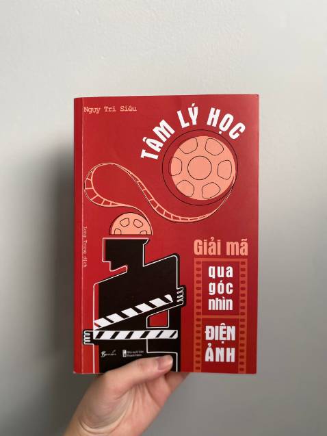 Một sự kết hợp xuất sắc giữa điện ảnh và tâm lý. Nhiều lúc xem phim cũng không để ý nhiều đến tâm lý tính cách của nhân vật đâu, đọc cuốn này mới thấy mỗi bộ phim làm đỉnh như thế nào. Dẫn chứng thì toàn những bộ kinh điển: The Big Bang Theory; Now you see me;....  Một cuốn sách hay với góc nhìn thú vị từ tác giả. Ai mê phim và tâm lý học thì nên tìm đọc cuốn này. (Bìa và giấy khá ok, tiki giao hàng cực nhanh)