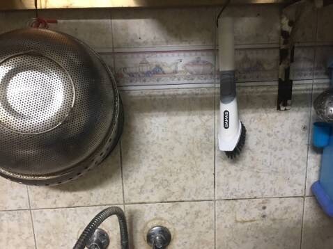 Thiết kế đẹp, basic, cọ nồi chảo sạch bong kin kít. Có lỗ treo ở tay cầm tiện lợi, nút bấm nhẹ ăn tay. Săn sale được giá ok Thiết kế đẹp, basic, cọ nồi chảo sạch bong kin kít. Có lỗ treo ở tay cầm tiện lợi, nút bấm nhẹ ăn tay. Săn sale được giá ok