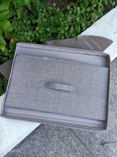 Sp rất đẹp, màu kem xám + màu nâu, vuông vắn chứa đồ lớn và rất cứng cáp, tuy nhiên vẫn cần tránh để đồ nhọn, dễ rách hộp. Vì cuồng hộp loại này nên mình đã mua khá nhiều, để ở cty đựng tài liệu, đưa về nhà đựng đồ quần áo đều rất ok! Hàng Thụy Điển của bên miDoctor khá chất, xoay quanh màu cơ bản là xám hoặc kem, đã từng mua TD1 và TD2 rồi, nay bổ sung thêm em này nữa, nhiều chức năng đựng đồ khác nhau!! 


Màu sắc đẹp. có điều nắp hộp mọi người tránh để đồ vật nặng đè lên, dễ hỏng móp hoặc méo nắp hộp. trông xấu đi. Tránh để môi trường dính nước, vì ép lõi bên trong hình như bằng bìa có thể xảy ra mủn, cái này mình không chắc, hoặc có thể bìa nhựa! 
Thôi cho 5 sao, vì sp đẹp!