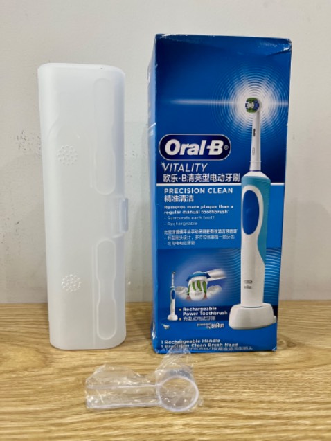 Bàn chải tốt, chải mạnh. Chức năng đơn giản, không có đèn báo sạc, chế độ mạnh nhẹ hay nhắc thời gian đánh răng gì hết. Giao hàng lâu do là hàng đặt từ nước ngoài. Quà tặng kèm là hộp đựng bàn chải đi du lịch như mình lỡ tay gắn làm gãy, uổng ghê.