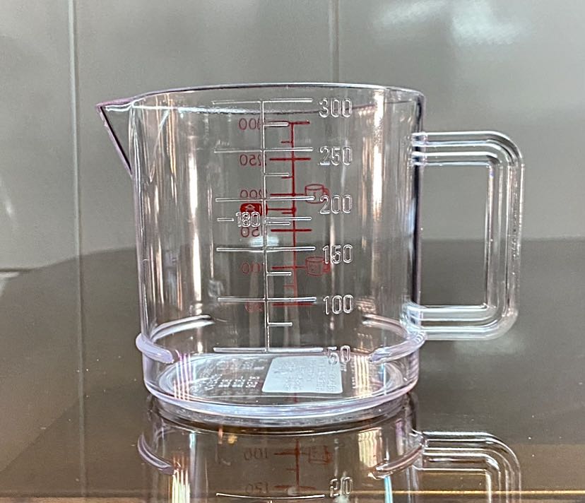 (*) Đánh giá không tính điểm
Ly nhựa in số định lượng 2 nặt, bên số nổi và bên in màu đỏ.Ly đẹp nhưng phải dùng thời gian mới biết có bị xuống màu ko ? 
Nơi bán đóng gói bao bì ko an toàn, hộp giấy quá mỏng bị móp, rất nay ly ko bị nứt .