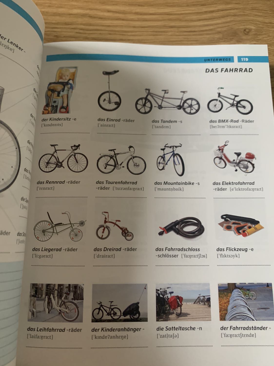 Sách nhỏ gọn đẹp nhưng không có tiếng Việt hay tiếng anh gì luôn toàn tiếng đức không à 🥹🥲🥲🥲🥲