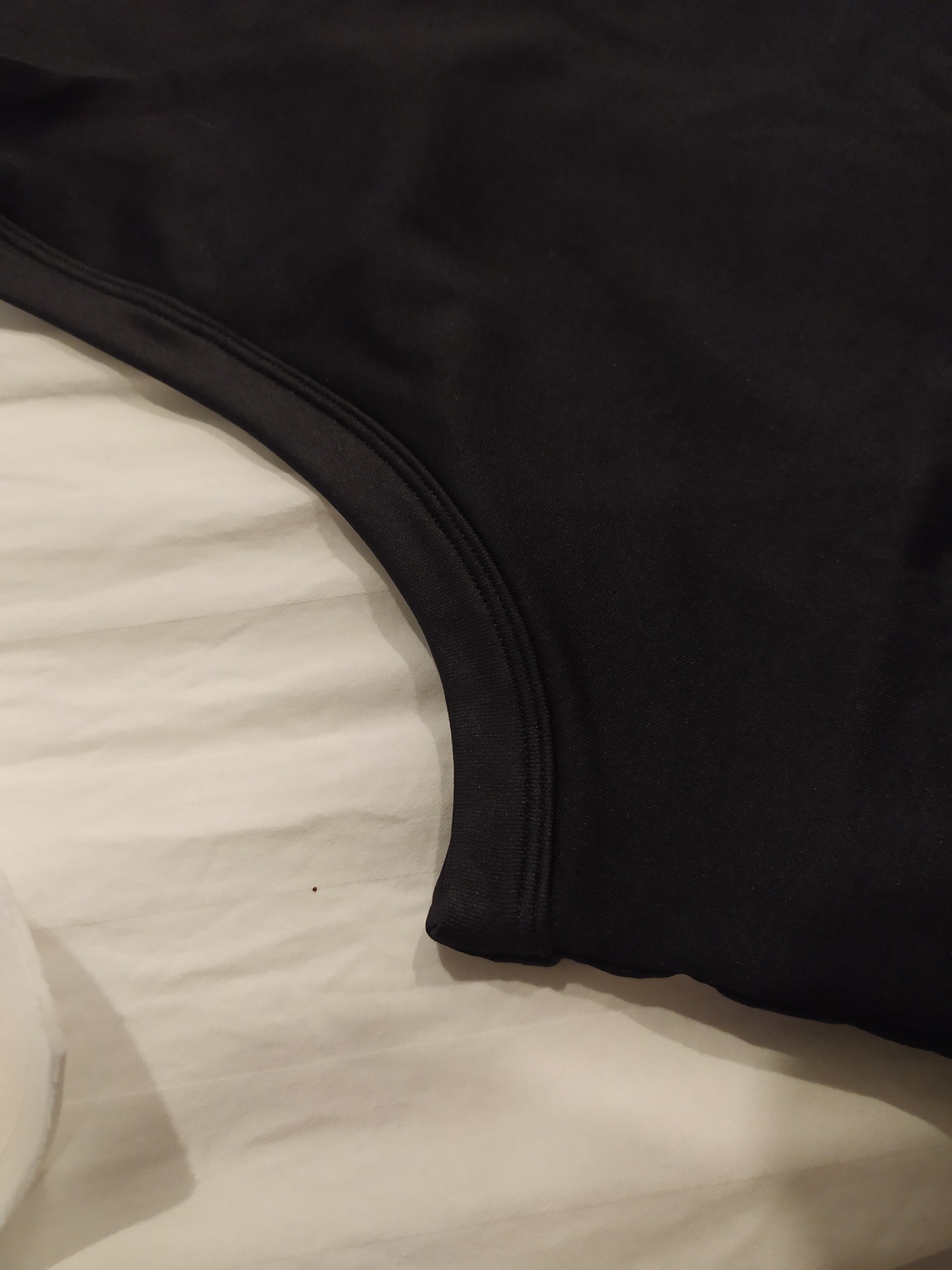 Size: Mình theo số đo vòng ngực để order size, thì vẫn thấy ngực hơi thừa ra phía tay áo một chút do áo này dáng khoét ngực. Bạn nào form ngực nhô ra trước thì ok nhưng bạn nào ngực rộng qua 2 bên thì order +1 size nhé.

Chất lượng: Vải dày, spandex, thích hợp để tập. Áo có ghi viền da, nhưng áo mình viền vẫn là spandex. Nói chung cũng ok dù hơi sai so với mô tả vì đằng nào viền da cọ vào người cảm thấy cũng ko thích lắm.

Giá thành: rẻ