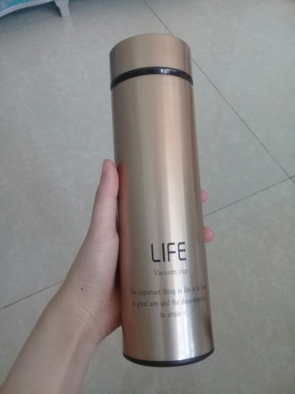 Tiki giao hàng nhanh, anh giao nhiệt tình giao cả chủ nhật luôn cho mình. Sản phẩm so vói giá khá ok, Chắc tính mình kĩ hay gì soi thì thấy trày chút chíu mà không đáng kể.