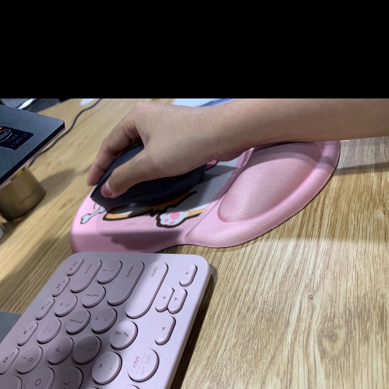 Tay nữ form nhỏ nhưng chuột size to sẽ cầm đỡ mỏi tay hơn các form khác. Bấm siêu êm và nhạy. Được custom nút bấm theo ý muốn. Chất lượng 5* so vs giá tiền