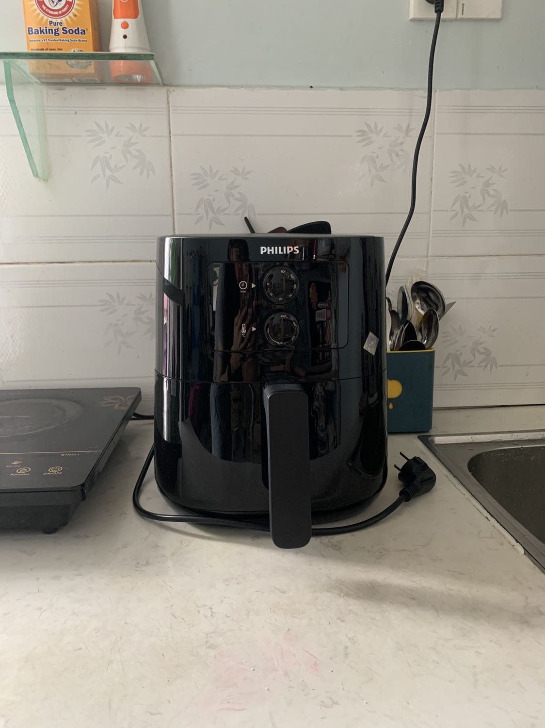 Hồi hận vì bây giờ mới mua nồi chiên không dầu. Nồi dung tích đủ cho 2 người ăn nhé, mình thấy công nghệ của Philips ổn lắm luôn, mình chiên khoai không cần lật mặt gì cả là chín đều luôn. Nồi không quá nóng dù mình chiên 200 độ trong 20p, rất xứng đáng giá tiền nha. Recommend bạn nào làm NVVP ko có nhiều thời gian cho việc bếp núc nhé!