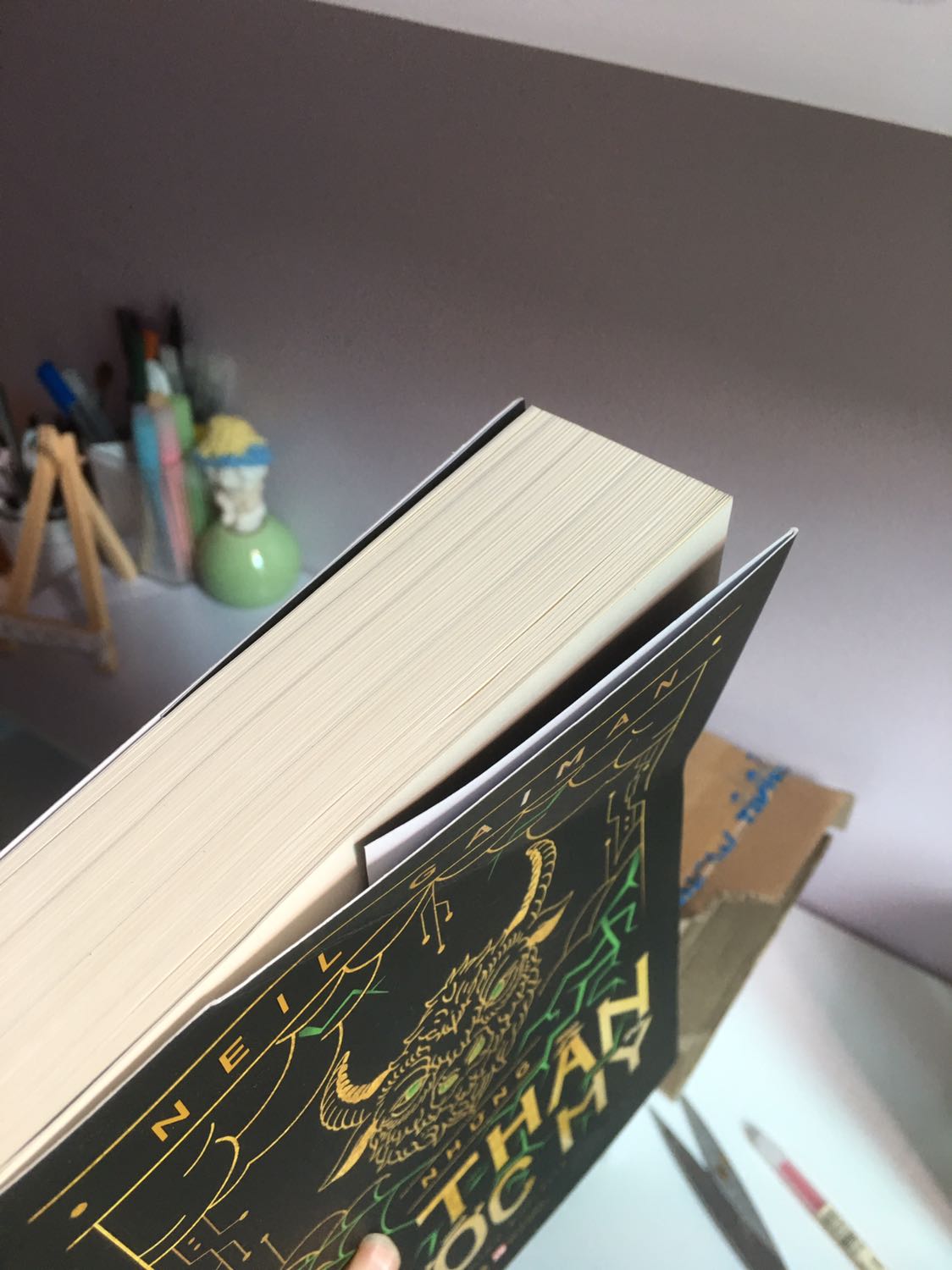 Sách mua cũng không phải rẻ, mình còn thanh toán trước mặc dù biết là tiki trước giờ giao hàng ngoài đóng hộp bên ngoài ra thì chẳng bọc sách gì hết, nhưng tiki lại giao cho mình cuốn bị gập bìa :)))))) nhìn nó hằn rõ ra hẳn bìa sách luôn trông bực mình kinh khủng, sách còn bị cong ở các mép nữa. Trời ơi cầm gói hàng về mở ra tăng xông thực sự :))))))