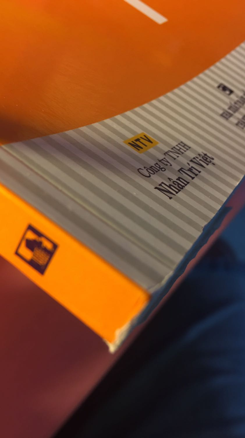 Giao đủ sản phẩm, sách chuẩn, tuy nhiên shop đóng gói hơi xơ sài, chỉ đựng sách vào trong hộp mà ko hề có túi chống sốc dẫn đến sản phẩm bị rách gáy nhẹ và quăn mép. Mình rất ko mong sách của mình bị như vậy 😢 mong shop khắc phục tình trạng này!