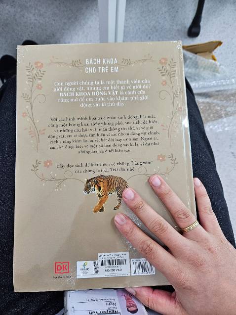 Nội dung chưa đọc nên chưa rõ. Sách khá to so với tưởng tượng ban đầu. Hi vọng sách phù hợp với trẻ học tiểu học.