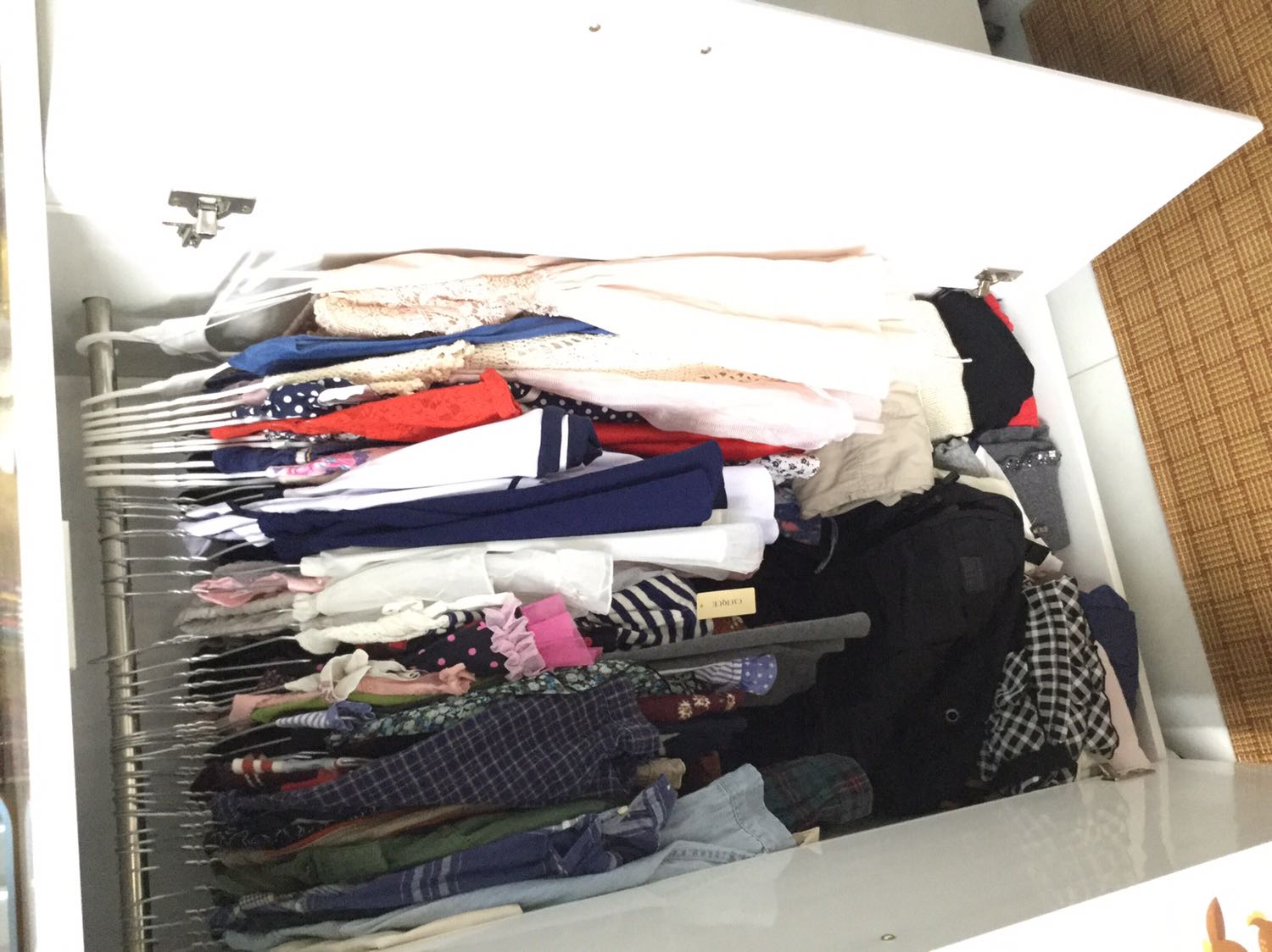 Tủ nhựa các hộc màu ko được đồng nhất, các hộc ko được khít lắm nhưng kéo nhẹ, thích hợp để đồ trẻ e, thanh treo chắc chắn treo nhiều đồ mà ko bị cong. Tủ hôi nhựa rất nồng,hít mùi này nhiều ko tốt, tốt nhất nên lau dọn xong mở tủ  cho bay hết mùi rồi mới sd