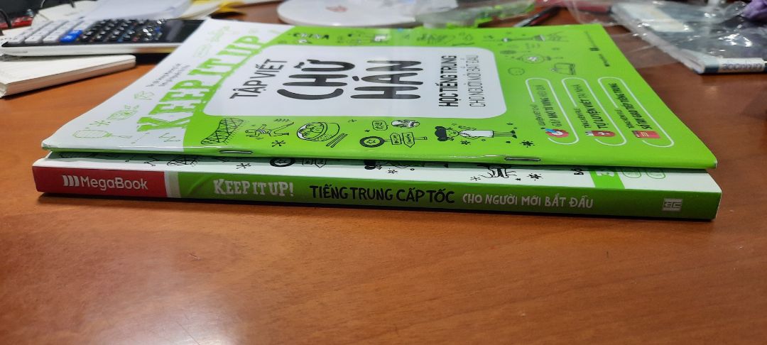 Mua sách mùa sale nên rất hời, nội dung khá tốt rất thích học cho người cham chỉ để học chứ mình lười quá học chơi chơi thì ok học để đi làm đi du học thì cần tìm hiểu rất kĩ nói chung là sách ok lắm. Tuy nhiên trong quá trình vân chuyện sách bị móp nên mình rất tiếc mình muốn đánh giá 4* nhưng mình đã suy nghĩ lại vì đây chỉ là việc nhỏ k đáng lo mà mĩnh vẫn mong bên giao hàng và bên đóng gói cẩn thẩn hơn để mình có thể tiếp tục ủng hộ 
cám ơn mng đã vất vả trong mùa dịch thế này giữ giìn sức khỏe nka iu iu