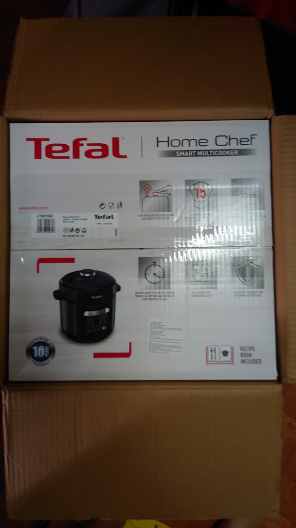 Sử dụng nồi được vài ngày và chờ có quà tặng về mình mới đánh giá cho khách quan. Khi mua bạn phải thấy phần quà tặng ở bên dưới phần mô tả thì mới là có quà nhé. Thêm cả 2 vào giỏ rồi bấm tick cả 2, đặt thành công thì sẽ được tách làm 2 đơn với mã khác nhau. Nồi giao trước thành công thì quà tặng mới bắt đầu được gửi đi cơ. 

Đóng gói và giao hàng của Tiki thì không chê gì rồi. Mỗi cái là nồi giao cho mình bị 1 nốt lõm bên trong nồi như hình, haiz, hơi buồn.

Có bạn trước đó yêu cầu có dán tiếng Việt vào bảng điều khiển thì đến mình mua thấy bảng điều khiển đã có sẵn tiếng Việt rồi nên khi dùng khỏi lăn tăn nữa. Nhà sản xuất có vẻ rất lắng nghe đánh giá khách hàng.

Về các chế độ thì okie, cài đặt sẵn nấu rất tiện và nhanh, hương vị được giữ trọn vẹn hơn. Mình đã thử vài món hầm thì okie lắm nha. Có báo khi khoá nồi hay rút điện nữa.

Cái nồi quánh thì mình chưa dùng,nhưng nhìn khá đẹp, ngoại quan không vấn đề gì.