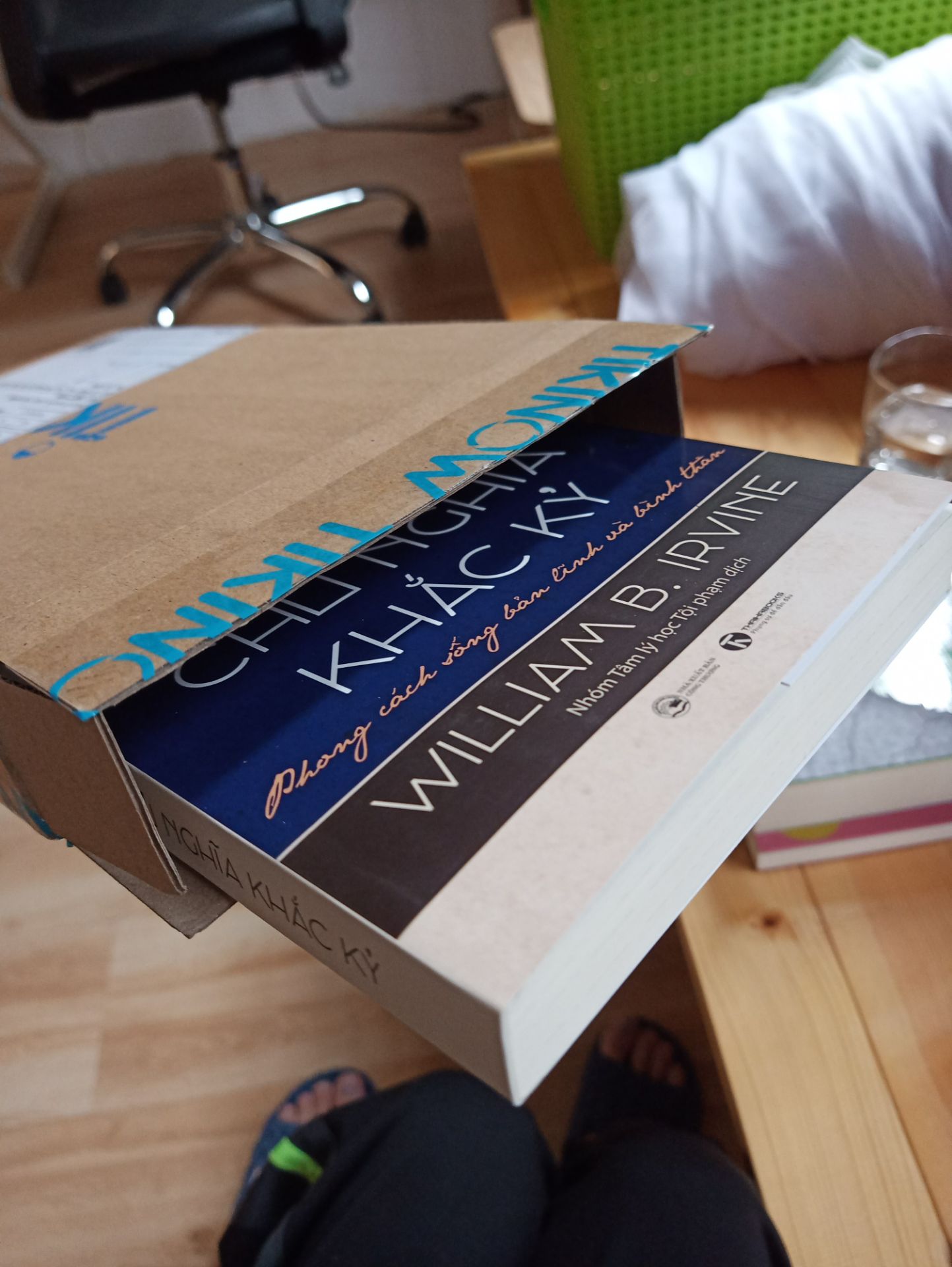 Đặt hôm trc, hôm sau sách tới. Trần xì cuốn sách và hộp cacton, k bọc nilon, k giấy bóng k gì cả, cầm hộp trên tay lọc xà lọc xọc sách nhảy tưng tưng bên trong, mở ra y như rằng trần chuồng cuốn sách nằm lọt thỏm k che chắn giấy báo nilon gì hết. Là đơn vị kinh doanh văn hoá phẩm hàng đầu một đất nước mà đóng gói bao bì không ra làm sao. Biết là phí vận chuyển thấp, thời gian giao nhanh và giá sách hấp dẫn hơn là mua trực tiếp ở nhà sách nhưng đánh đổi lại là sự cẩu thả thiếu trân trọng khách hàng, lần sau tôi không tiếc 30 ngàn nữa mua thẳng sách ở nhà sách cho được việc, càng ngày càng thất vọng!