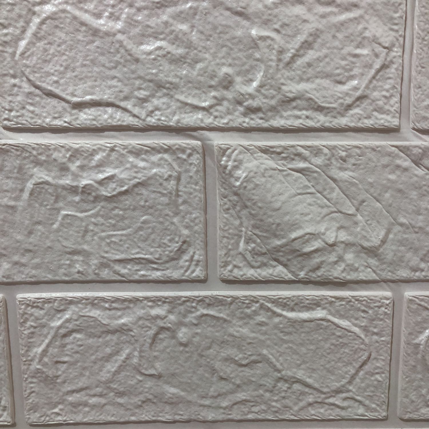 Giao hàng sớm hơn dự kiến 4 ngày. 
50 tấm giá 694k, tương đương 13.94k/tấm, rẻ hơn nhiều nơi.
Sp khá là mỏng. Có độ dai- giãn. Thiết nghĩ 2 người phối hợp lột dán sẽ chỉnh chu hơn. Lột k khéo tấm xốp giãn ra, dính nhau từa lưa dễ hư rách. Thêm nữa tấm xốp có kích thước k đều có 1 số tấm dán lệch nhau dù đã cẩn thận căn. 
Dán xong 50 tấm đảm bảo thành người nhện luôn. Tay dính keo qtqđ. Này mới lột mấy tấm thôi đã dính z rồi. 
Dán xong căn phòng tổng thể khá là ưng nhìn sạch sáng sang hẳn ra. 
Rồi phát hiện có nhiều chỗ nó nổi phồng lên. Dù đã ịn lại dzọng cho mấy dzọng cho dính vô mà sau qay lại nó vẫn bung phồng ra. Không biết dán 1 tgian sau có bung hết keo k nữa.