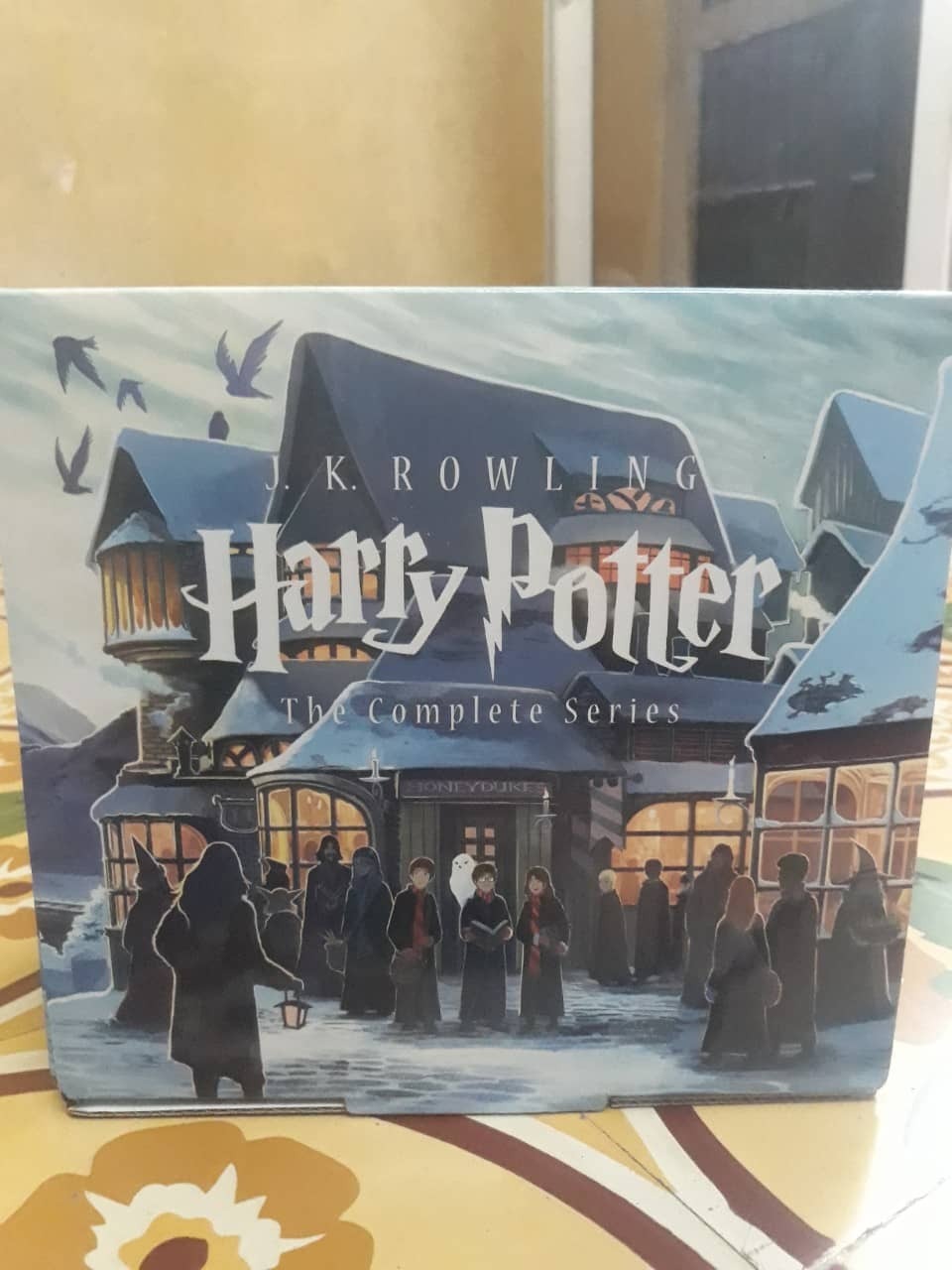 Bìa đẹp, chữ in nổi cầm vào thích cực kì luôn ấy. 

Nội dung in sắc nét. Mỗi tội mình thấy giấy hơi mỏng, lỡ rơi 1 giọt nước, thấm liền 3-4 trang.

Tiki giao hàng sớm hơn ngày dự kiến, nhận hàng vừa bất ngờ lại xốn xang sung sướng :)))