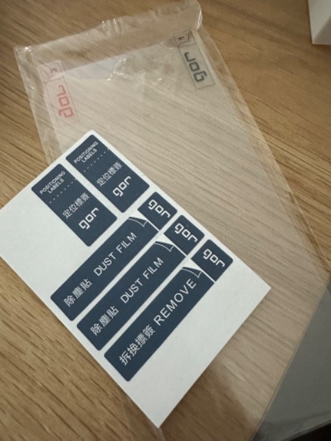 Bình thường mình vẫn hay ra hàng dán màn hình nhưng năm nay giá dán màn hình tại các siêu thị điện máy lớn đều có giá khá đắt, từ 300k trở lên cho lên lần này quyết định dán ở nhà. 60k cho 5 miếng dán là một cái giá mình thấy hợp lí. Miếng dán mịn, không bị rít tay, dùng tốt. Tuy nhiên lần đầu tự mày mò dán nên bị hỏng mất 3 miếng, đến miếng thứ 4 mới thành công. Cái này là kĩ năng người dán nghiệp dư haha. Nhưng một khi đã nắm được cách làm rồi thì làm rất nhanh và miếng dán cũng được căn cẩn thận hơn nhờ nhân viên cửa hàng dán hộ.