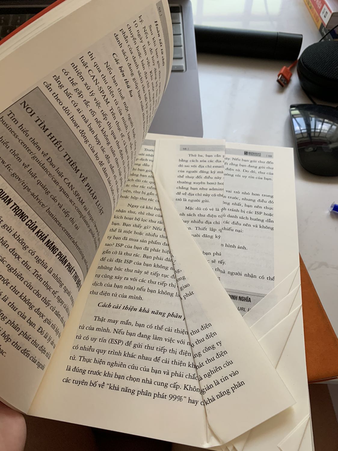 Sách bị quăn hết các trang trong.
Giao 9 cuốn mà hư hết 2 cuốn. Thật sự thất vọng!