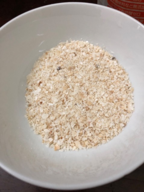 Bình sữa chia vạch mờ cùng màu với màu sữa nên nhìn rất khó. 
Được tặng kèm thêm đồ ăn dặm cho bé hoá đơn ghi combo 2 gói ×2 nhưng shop chỉ gửi có 2 gói nhắn tin hỏi thì shop trả lời là hoá đơn ghi sai.
Bỏ ra cho con ăn thử thì chẳng khác gì vụn bánh mì, không dám cho ăn luôn. Tìm thử trên trang web của nhà sả xuất Matsuya thì ko có sản phẩm nào thế này. Đọc mã code thì chỉ toàn trang Việt Nam đăng bán. Ko biết có phải của Nhật thật ko nữa.
Mọi người nên cân nhắc khi mua sản phẩm ăn dặm này cho con ạ.