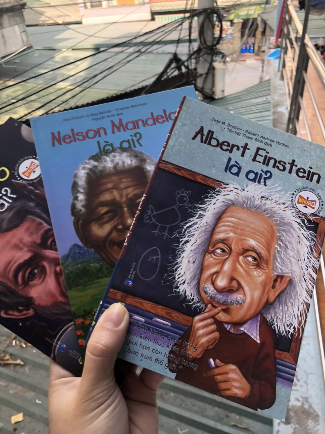 Cầm hộp sản phẩm của Tiki cực kì hài lòng bởi đóng gói vuông vắn ngăn nắp. Giao hàng nhanh mặc dù là giao hàng tiêu chuẩn