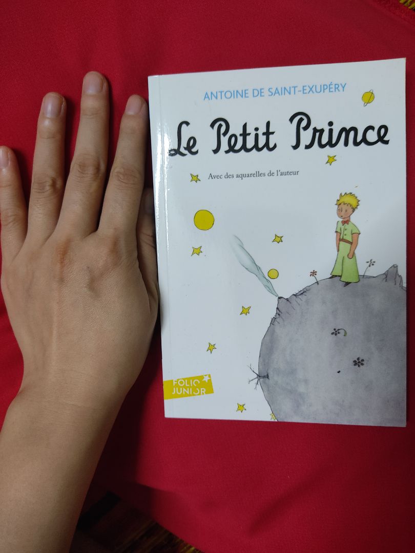 Sách nhỏ hơn mình nghĩ nhiều, chỉ bằng khổ giấy A5 thôi. Sách in giấy bóng nên hơi nặng, đọc dưới đèn bị chói mắt. Nội dung thì miễn bàn rồi. Mình mua bản tiếng Pháp để làm quà.