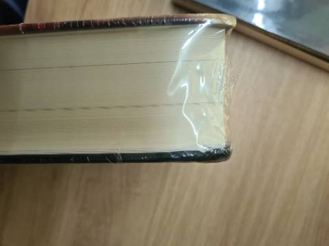 Sản phẩm bìa cứng không bọc chóng sốc các góc nên một góc bìa bị cong.