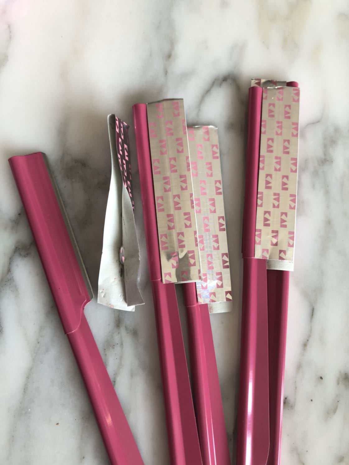 Quá thất vọng, dao k có nắp nhựa đậy như hình mà chỉ có miếng keo dán bọc lưỡi dao, có dao đã xài rồi còn dính lông trên lưỡi, m muốn trả hàng