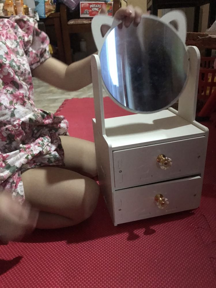 Tủ mini đựng mỹ phẩm & gương bé như đồ chơi của trẻ em.
Cũng xinh xinh nên mình cho bé làm đòi chơi thôi.