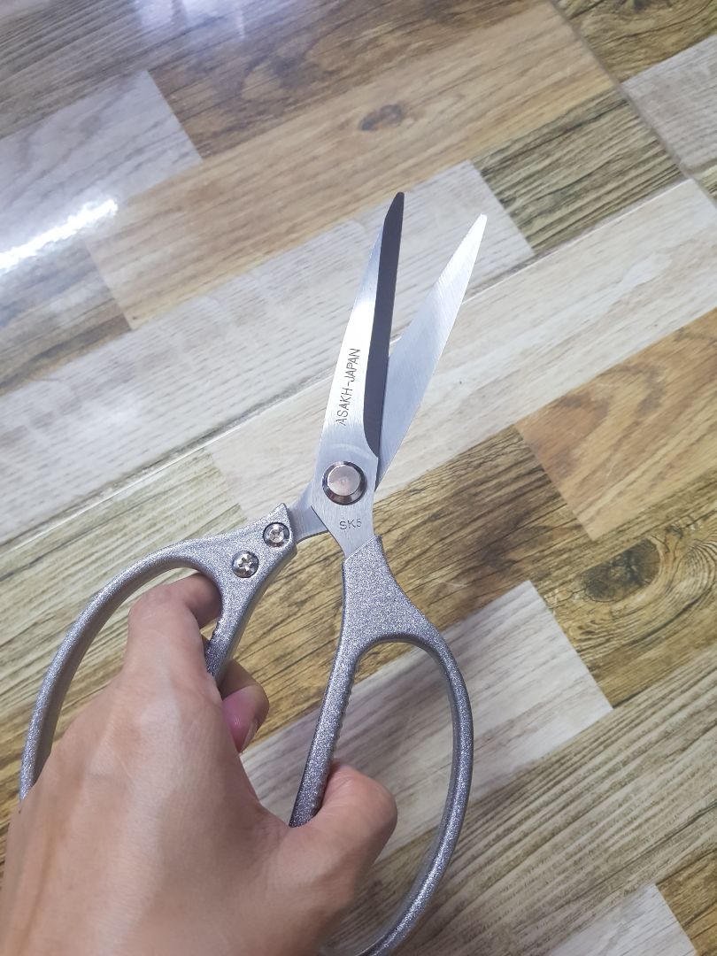 sản phẩm đẹp. chắc, nhìn vẻ bền và xài thử siêu bén, tuyệt vời. các bạn đnag tìm 1 cái kéo đa dụng thì đây là 1 sản phẩm nên mua