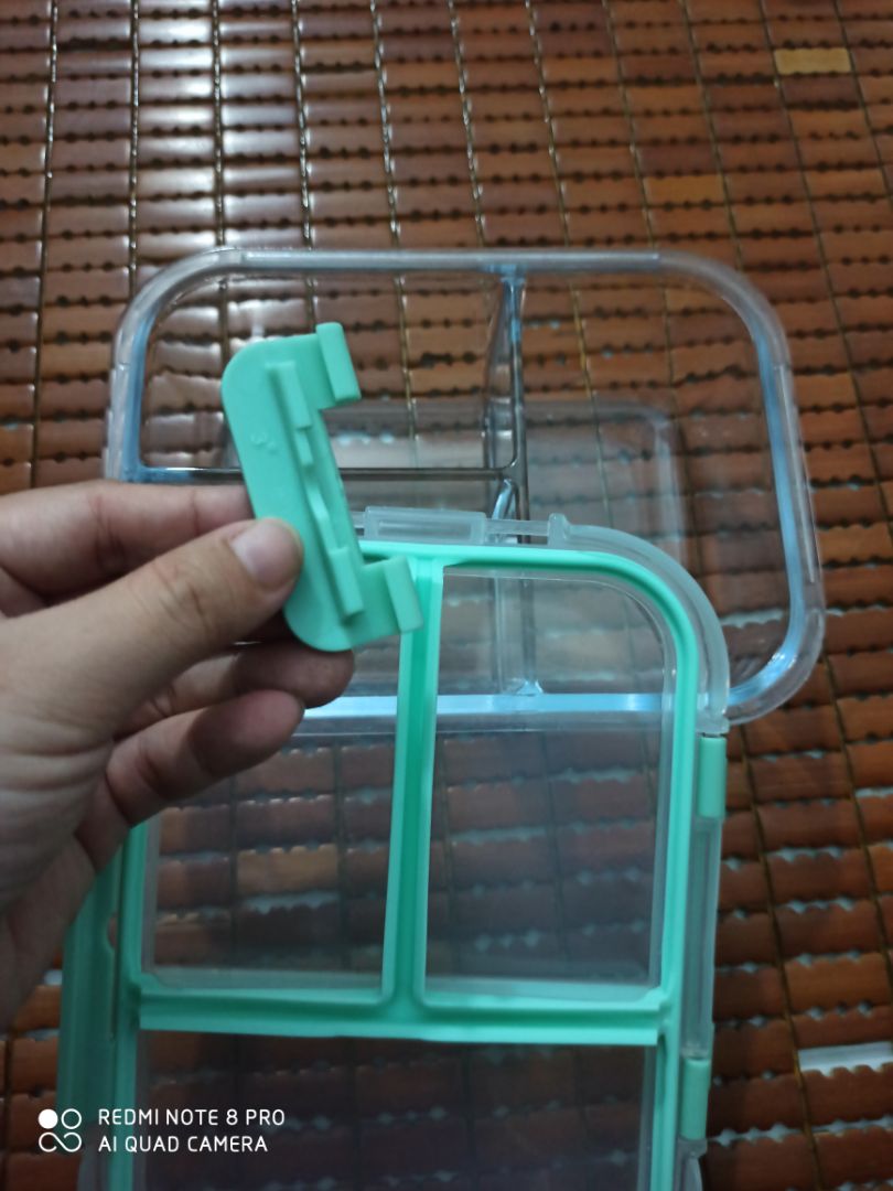 SP tốt, thủy tinh chắc chắn, dày, có phần ngăn giữa giúp đồ ăn k bị lẫn vào nhau. các chốt làm bằng nhựa dẻo có thể tháo rời ra đc. điểm 10 cho chất lượng và sự tiện dụng