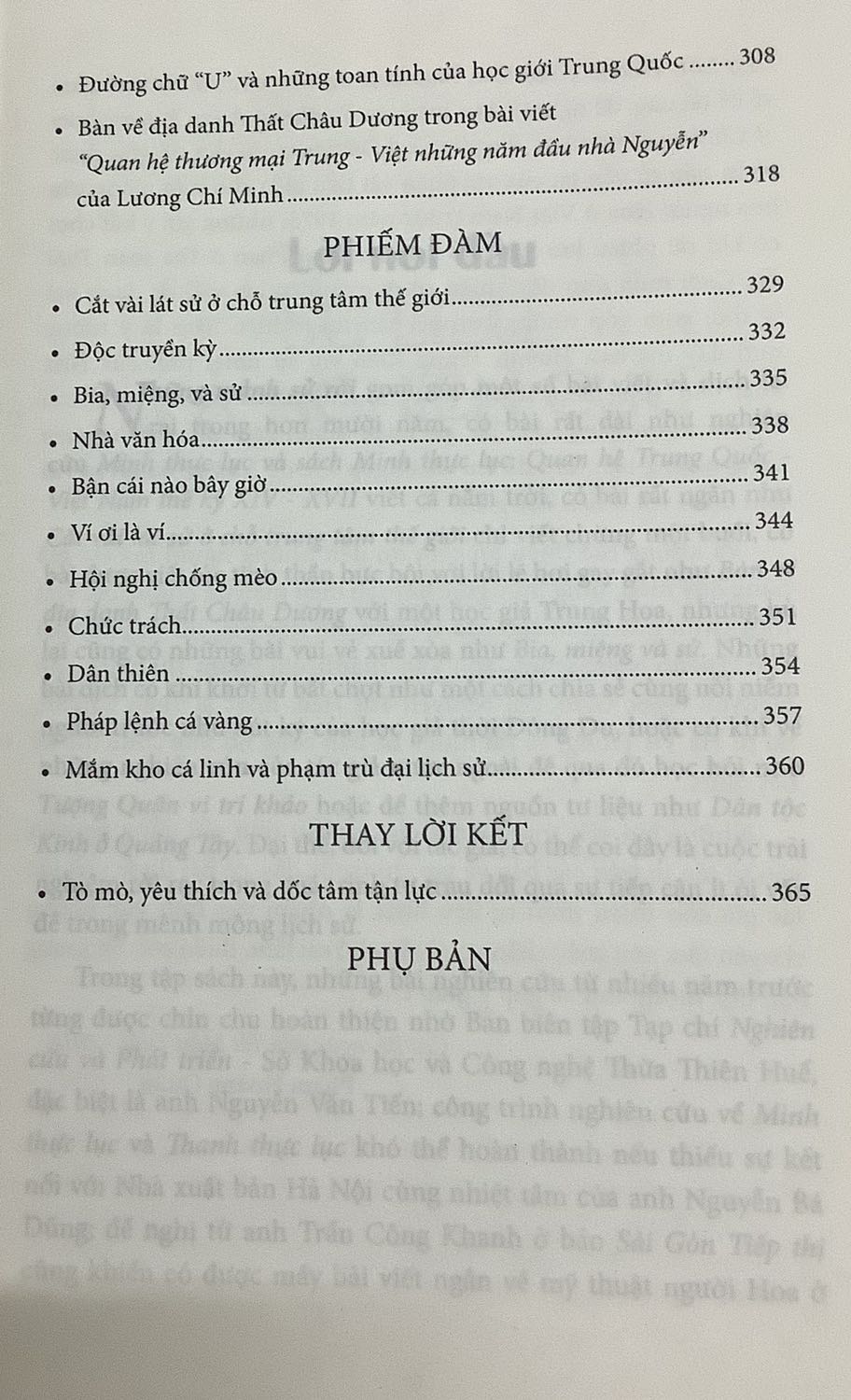 Nội dung sách có nhiều điểm đáng chú ý, khá lạ với những người không chuyển về lịch sử nhưng đã có một vốn nhất định về lịch sử. Sách có vẻ được viết theo lối tư duy của trí thức miền Nam nên khá dễ hiểu, ko quá nặng tính hàn lâm như sách của trí thức miền Bắc và miền Trung viết.
Giao hàng đúng hạn. Chất lượng in và bookcare không có gì đáng phàn nàn.